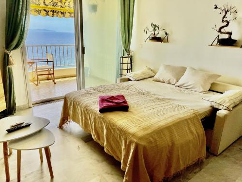 une chambre avec un lit et une vue sur l'océan dans l'établissement Appartement avec magnifique vue mer, à Ajaccio