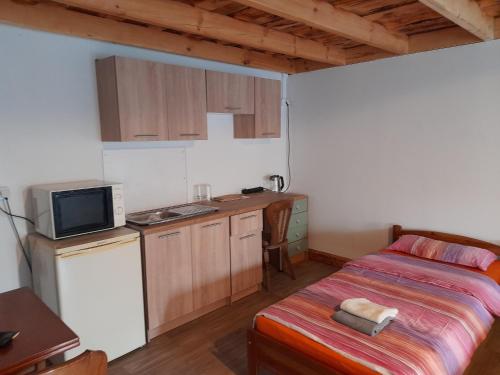 a small kitchen with a bed in a room at Alpaka-Ranczo AFF in Puławy