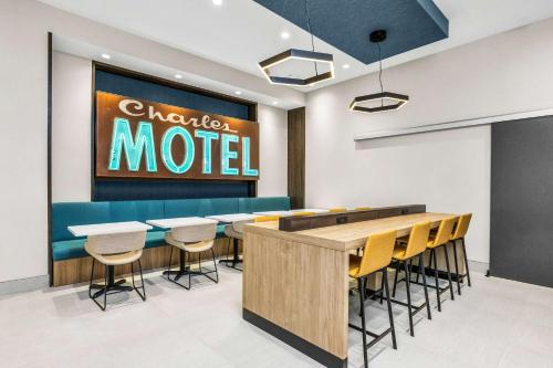 La Quinta Inn & Suites by Wyndham San Jose Silicon Valley Image