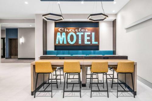 La Quinta Inn & Suites by Wyndham San Jose Silicon Valley Image