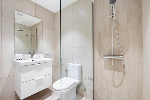 W łazience znajduje się prysznic, toaleta i umywalka. w obiekcie Cozy Dubai Marina Design Studio close to Jumeirah Beach, Mall & Metro w Dubaju