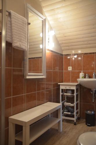 a bathroom with a bench next to a sink at Ferienwohnung Stübchen in Salmtal