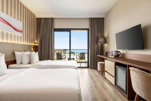 Postel nebo postele na pokoji v ubytování Ramada by Wyndham Cesme