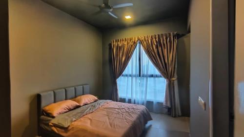 ein Schlafzimmer mit einem Bett und einem großen Fenster in der Unterkunft KL Centre Kepong (MRT)4Pax Wi-fi TvBox City View in Kuala Lumpur