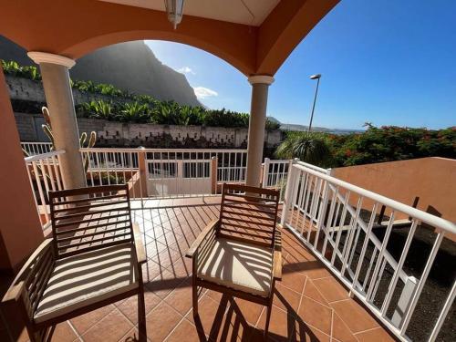 Ein Balkon oder eine Terrasse in der Unterkunft Chalet. Jardín, vistas, tranquilidad