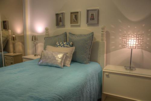 1 dormitorio con 1 cama con sábanas y almohadas azules en Old Town Apartment, en Funchal