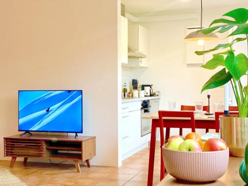 TV a/nebo společenská místnost v ubytování Snug Stays 1 I 3-Zimmer Design Apartment am See mit Garten I Home Office I Highspeed Wifi