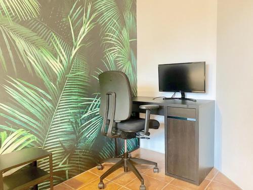 TV a/nebo společenská místnost v ubytování Snug Stays 1 I 3-Zimmer Design Apartment am See mit Garten I Home Office I Highspeed Wifi