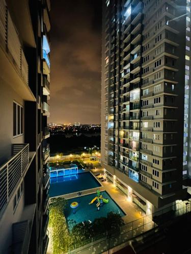 una piscina en medio de dos edificios en Aurora Residence Puchong Prima, en Puchong