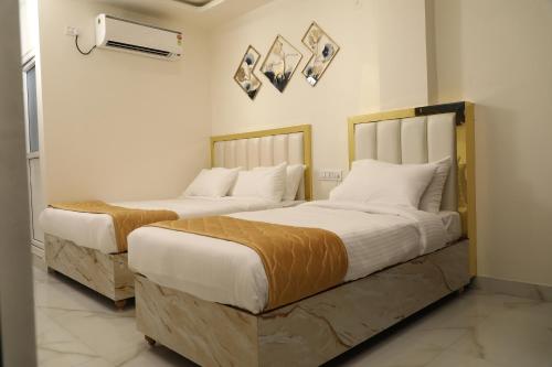 2 bedden in een hotelkamer bij The Nectar Hotel in Hyderabad