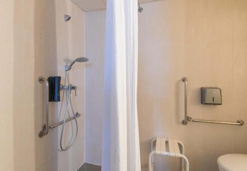 Koupelna v ubytování B&B HOTEL Orléans Ouest La Chapelle-Saint-Mesmin