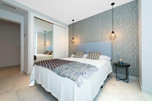 Ένα ή περισσότερα κρεβάτια σε δωμάτιο στο Modern 2 Bedroom Apartment, with Sea Views, in Playas del Duque - Puerto Banús