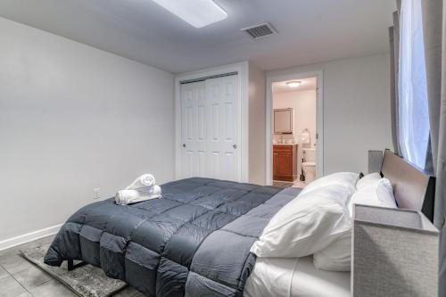 1 dormitorio con 1 cama con manta azul en Gorgeous Duplex with parking by JSQ, en Jersey City