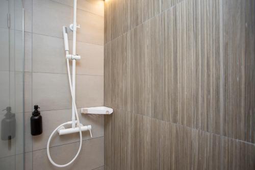 a shower with a shower head in a bathroom at Aila II Hotel Boutique by SingularStays - Digital Access in Burjasot