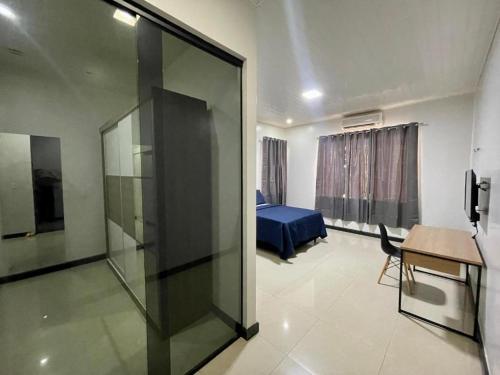 uma sala com uma porta de vidro para um quarto em Casinha do barco em Capão Redondo