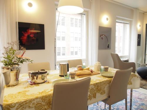 a dining room with a table and chairs at Luxury City Seafront Apartment with Balcony in Helsinki