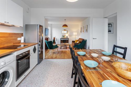una cucina e un soggiorno con tavolo in legno e sala da pranzo di Loft british au pied du Mont ! a Pontorson