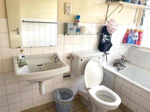 un baño con inodoro y lavabo en 2 Bedroom Sea View Apartment, en Mombasa