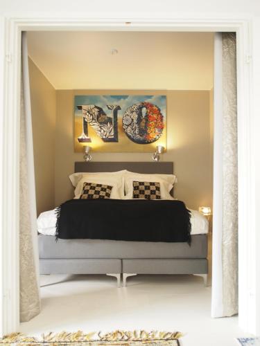 um quarto com uma cama grande num quarto em Luxury City Seafront Apartment with Balcony em Helsinque
