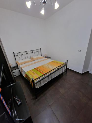 een slaapkamer met een bed in een kamer bij Appartamento Napoli ,casa vacanza e b&b in Napels