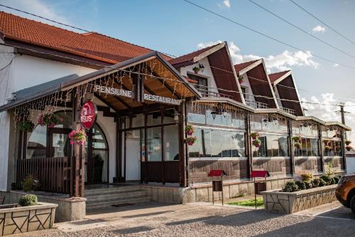 un edificio con una señal de stop delante de él en PENSIUNEA ANA en Piatra Neamţ