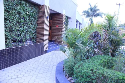 uma casa com um pátio com plantas e um edifício em MICASA Hotel em Mbarara