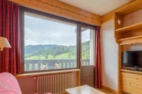 Zimmer mit einem großen Fenster mit Aussicht in der Unterkunft Residence & Spa La Grande Cordée in Combloux