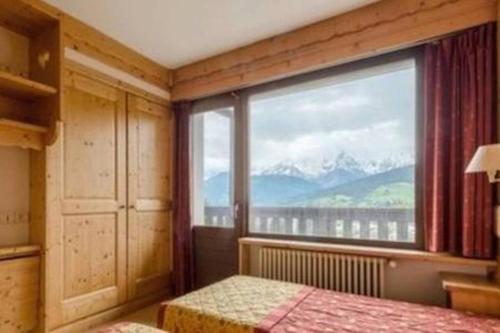 コンブルーにあるResidence & Spa La Grande Cordéeのベッドルーム1室(山の景色を望む大きな窓付)