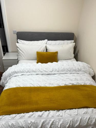 מיטה או מיטות בחדר ב-Cosy room away from home