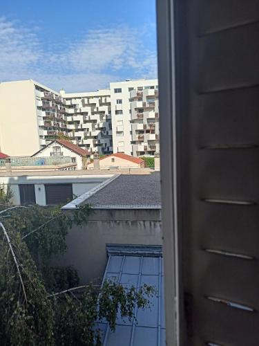 une vue depuis une fenêtre d'un bâtiment dans l'établissement Rue du Cambodge, à Paris