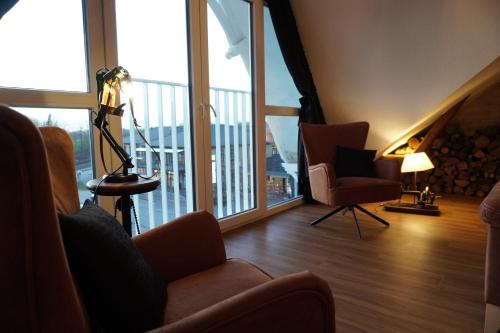 a room with a camera on a tripod in front of a window at Alte Post Sörup - Kaptainskajüte in Sörup