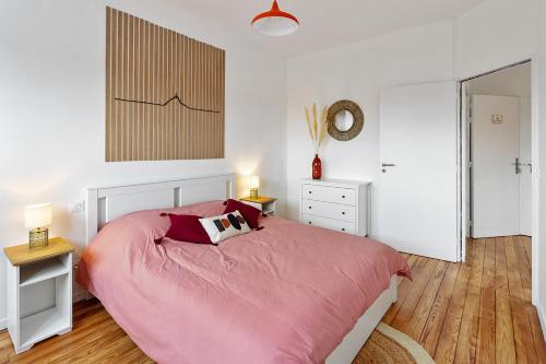 1 dormitorio con 1 cama rosa y 2 almohadas en L'Escale de la baie !, en Pontorson