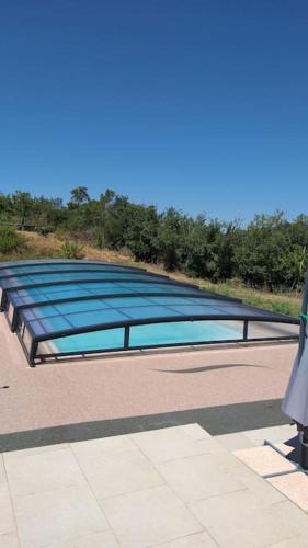 un bâtiment avec une piscine au-dessus dans l'établissement Gite dans les collines, à Montirat