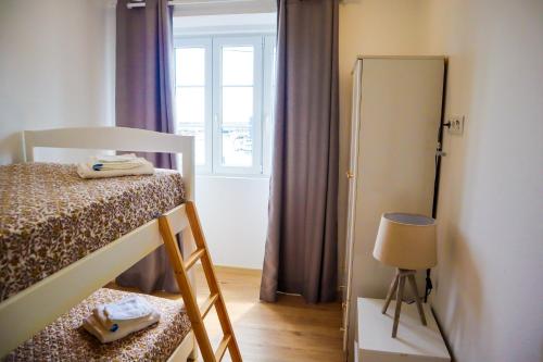 アングラ・ド・エロイーズモにあるCasa do Portoのベッドルーム(二段ベッド1組、窓付)