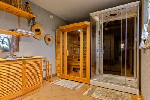 a kitchen with a glass shower and a sink at Chata Góralska Exclusive SPA - Lipowa Beskidy in Lipowa