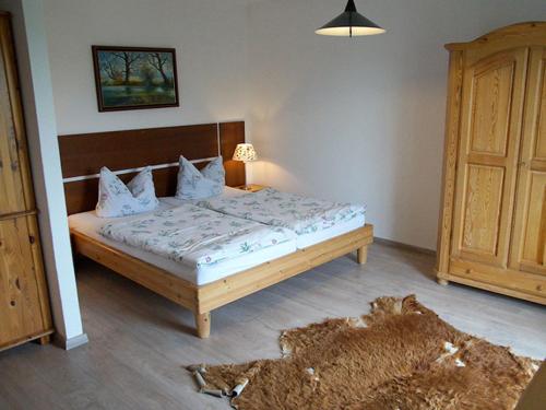 - une chambre avec un lit doté d'une lampe et d'une porte dans l'établissement Hirschhof Hildebrandt, 