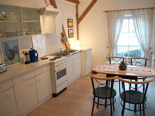 - une cuisine avec une table, une table et des chaises dans l'établissement Hirschhof Hildebrandt, 