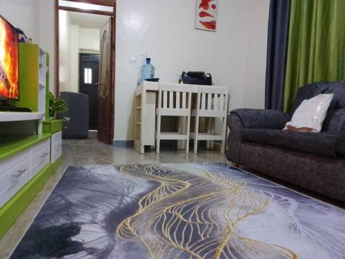 un soggiorno con divano e tappeto di Marwan Homes a Nyeri