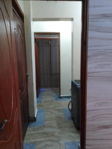 un corridoio con corridoio che conduce a una camera di Marwan Homes a Nyeri