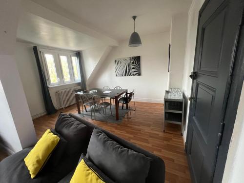 un salon avec un canapé et une table dans l'établissement Mury 12, à Strasbourg