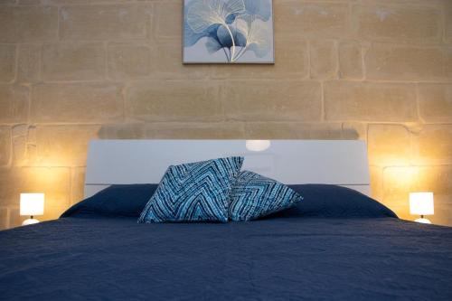 łóżko z poduszką na górze w obiekcie 139,Triq Aristarku, St Paul's Bay w mieście St Paul's Bay