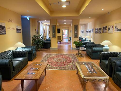 una gran sala de estar con sofás y una alfombra en Hotel Rifugio la Foresta, en Vallombrosa