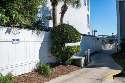 SOUTH BAY BY THE GULF- Private beach access, Community pool, Foosball photo 40