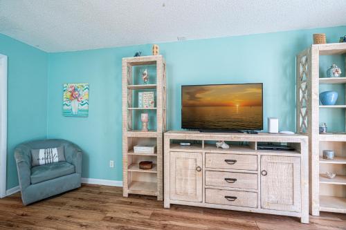 SOUTH BAY BY THE GULF- Private beach access, Community pool, Foosball photo 7