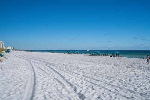 SOUTH BAY BY THE GULF- Private beach access, Community pool, Foosball photo 46