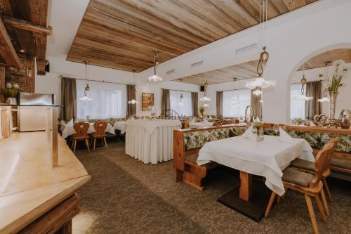 ein Esszimmer mit Tischen und Stühlen in einem Gebäude in der Unterkunft B&B Hotel Die Bergquelle in Flachau