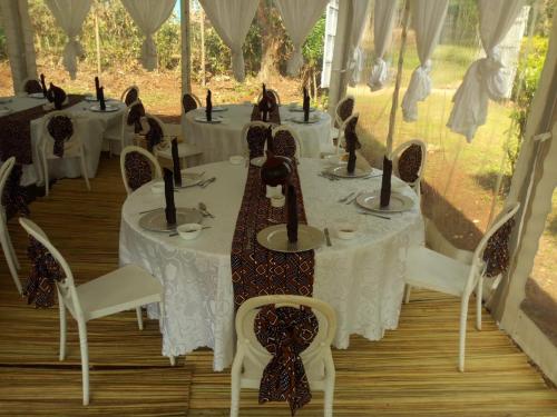 En restaurant eller et andet spisested på Balmoral Beach Hotel Kisumu