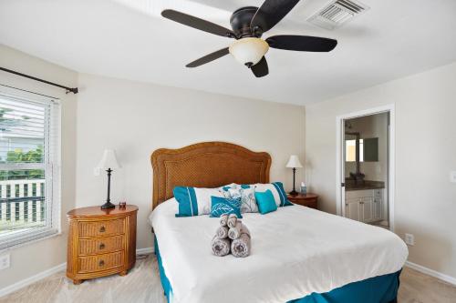 מיטה או מיטות בחדר ב-Cape Coral Comfort: Your 3BR Family Getaway!
