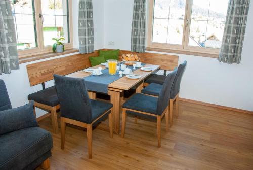a dining room with a wooden table and chairs at Ferienwohnung Kant in Fieberbrunn