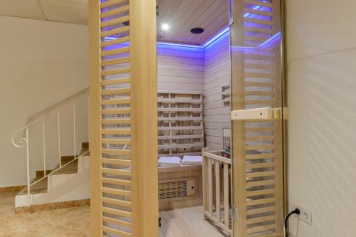 una habitación con una escalera con luces moradas. en Villas Guzman - BELLISSIMA en Calpe